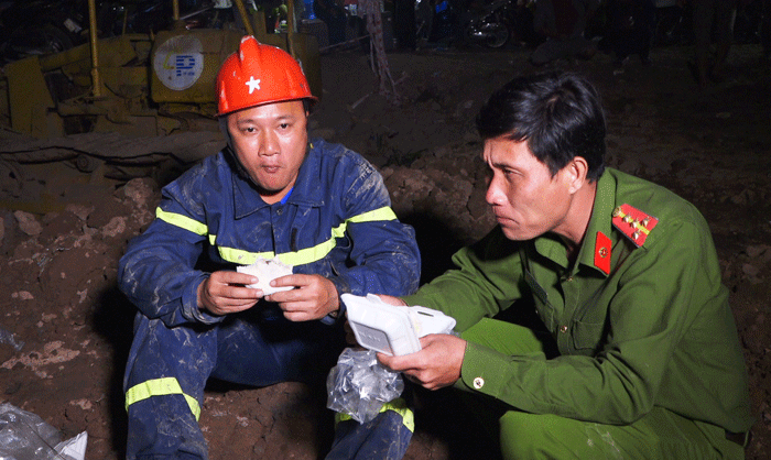 Những đêm trắng chạy đua cứu bé trai lọt trong cọc bê tông rỗng -0