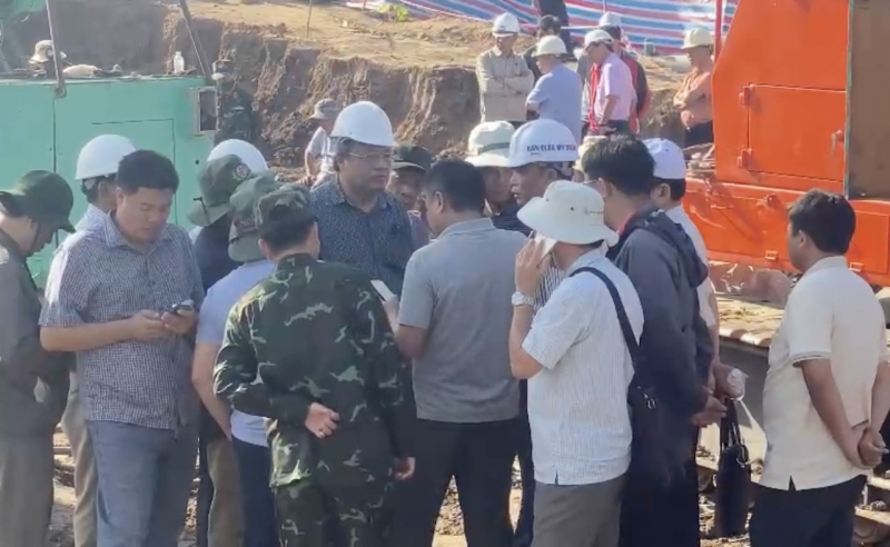 Nhiều Bộ chi viện cho Đồng Tháp giải cứu cháu bé bị lọt trong lòng cọc bê tông -0