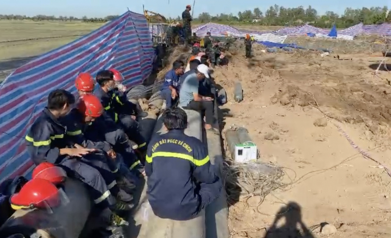 Nhiều Bộ chi viện cho Đồng Tháp giải cứu cháu bé bị lọt trong lòng cọc bê tông -0