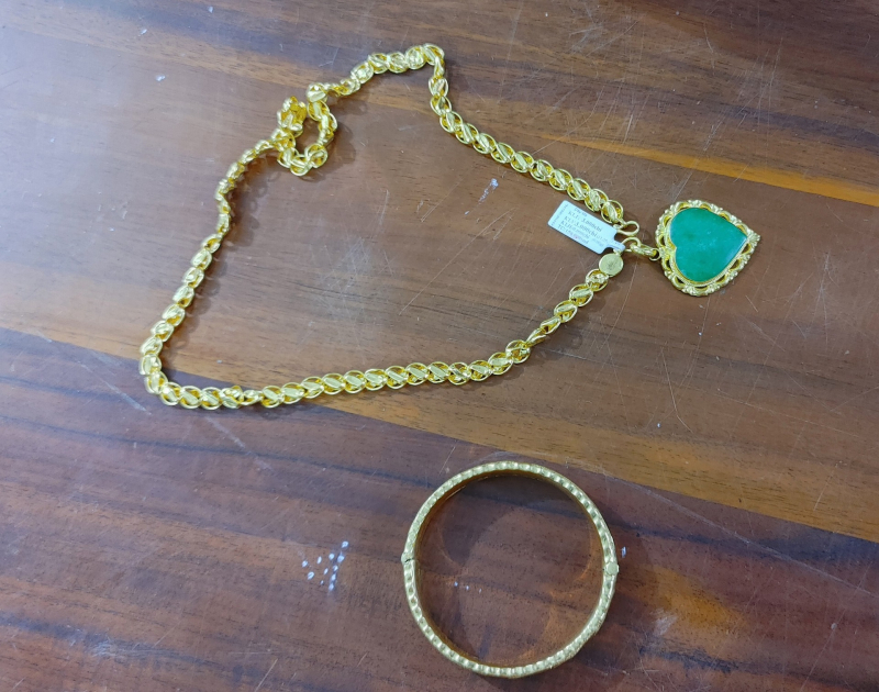 Truy bắt nhanh cặp vợ chồng cướp tiệm vàng -0