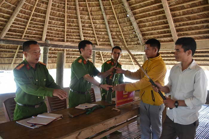 Vận động, thu hồi vũ khí, vật liệu nổ trong đồng bào vùng cao -0