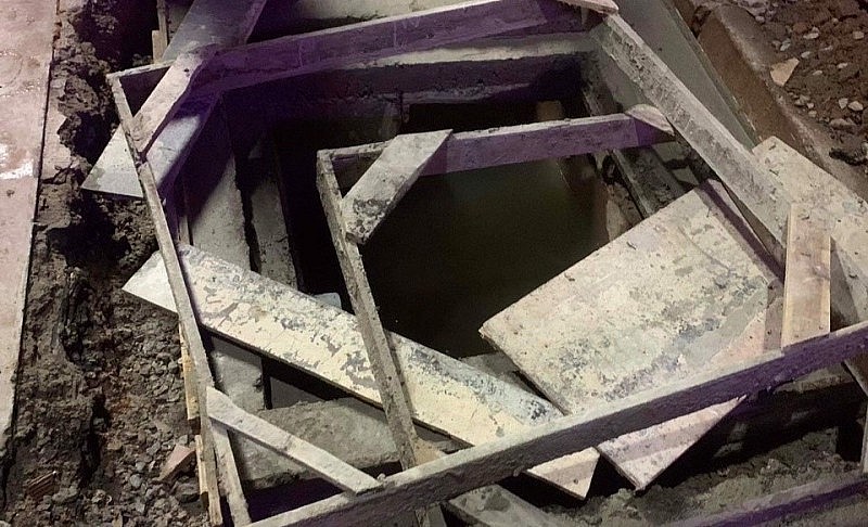 Điều tra nguyên nhân dẫn đến việc bé gái 3 tuổi bị rơi xuống cống -1