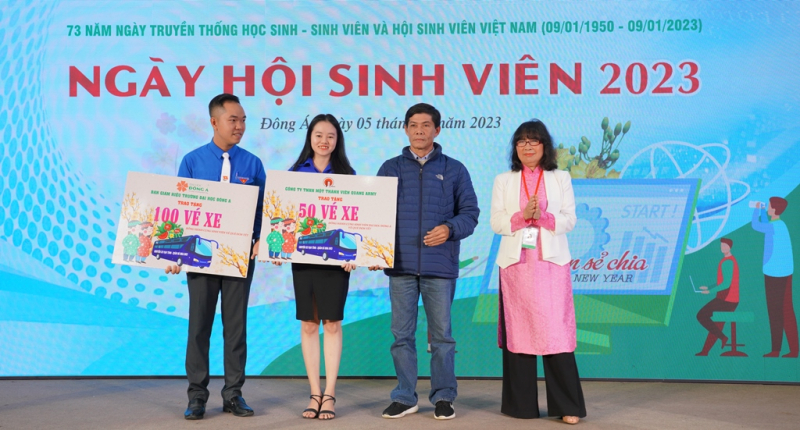 Tặng hơn 200 vé xe Tết cho sinh viên khó khăn miền Trung -0