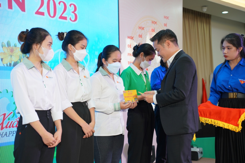 Tặng hơn 200 vé xe Tết cho sinh viên khó khăn miền Trung -1