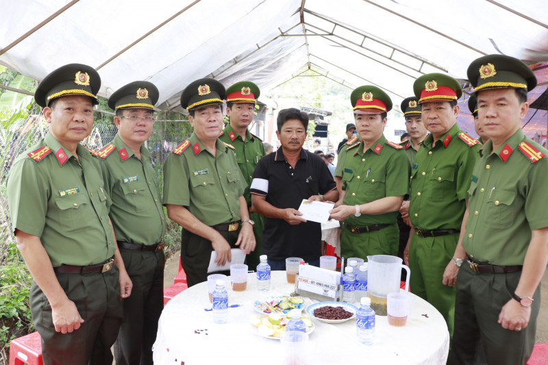 Kịp thời thăm hỏi động viên gia đình CBCS Cảnh sát PCCC hy sinh -0