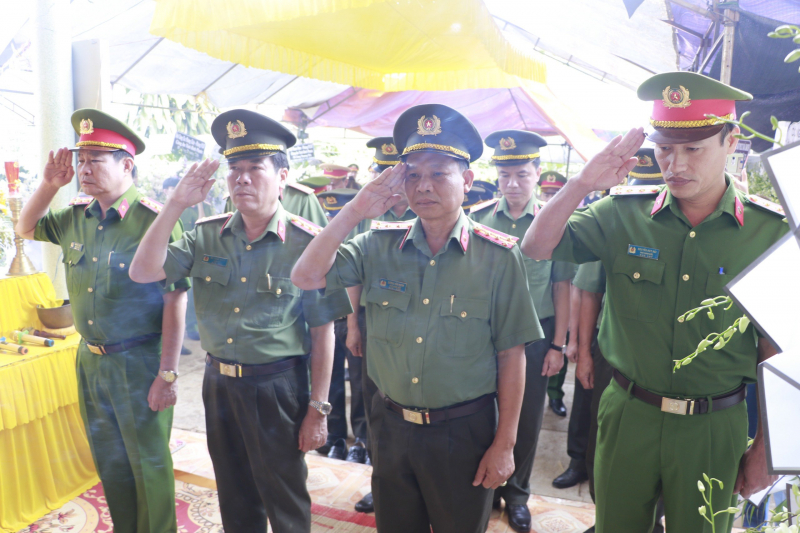 Kịp thời thăm hỏi động viên gia đình CBCS Cảnh sát PCCC hy sinh -0