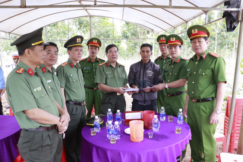 Kịp thời thăm hỏi động viên gia đình CBCS Cảnh sát PCCC hy sinh -0