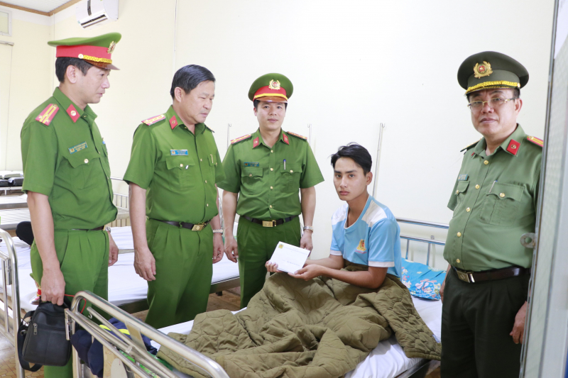 Kịp thời thăm hỏi động viên gia đình CBCS Cảnh sát PCCC hy sinh -0