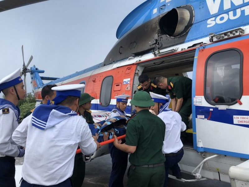 Điều trực thăng bay ra Trường Sa đưa chiến sĩ bị tai nạn về đất liền -0