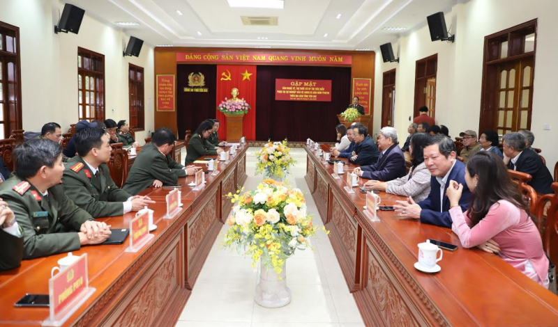 Công an tỉnh Yên Bái gặp mặt đội ngũ văn nghệ sỹ, trí thức có uy tín tiêu biểu -0