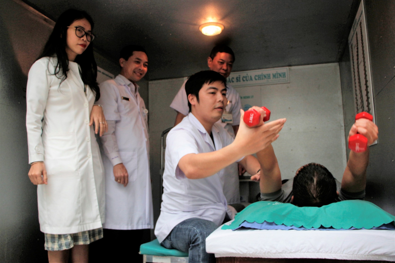 Bệnh viện 199 (Bộ Công an) triển khai phục hồi chức năng lưu động tại cộng đồng  -3