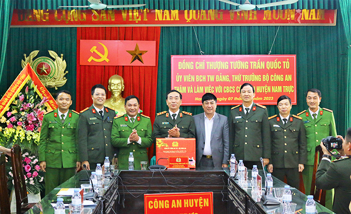 Thứ trưởng Trần Quốc Tỏ thăm và làm việc tại Công an Nam Định -1