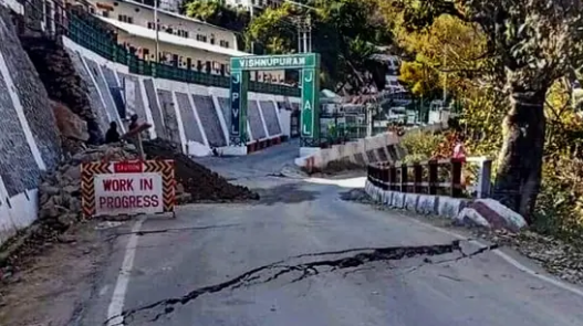 Sơ tán thị trấn hành hương nổi tiếng trên dãy Himalaya -0