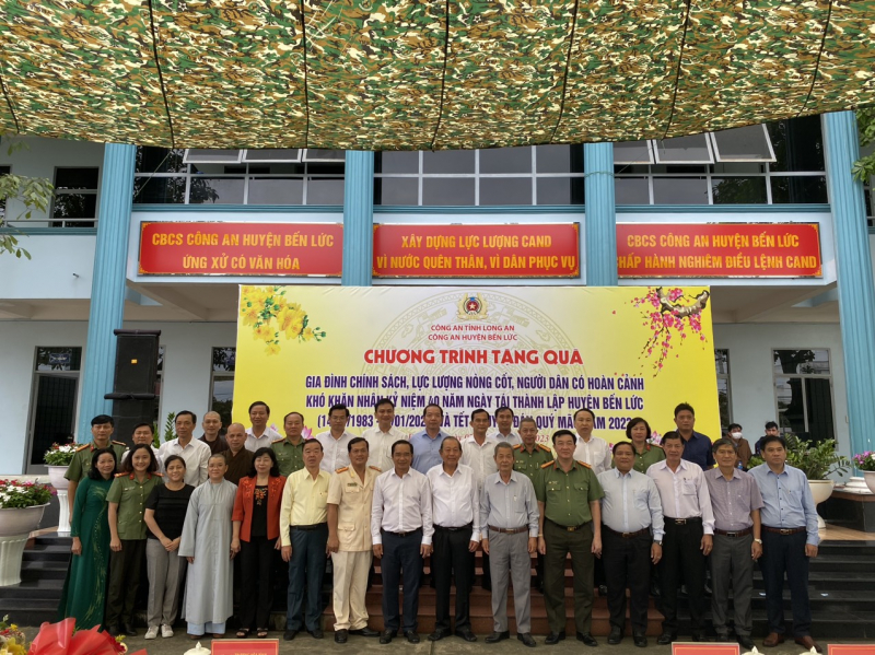Đồng chí Trương Hòa Bình trao hơn 500 phần quà xuân đến bà con huyện Bến Lức -0