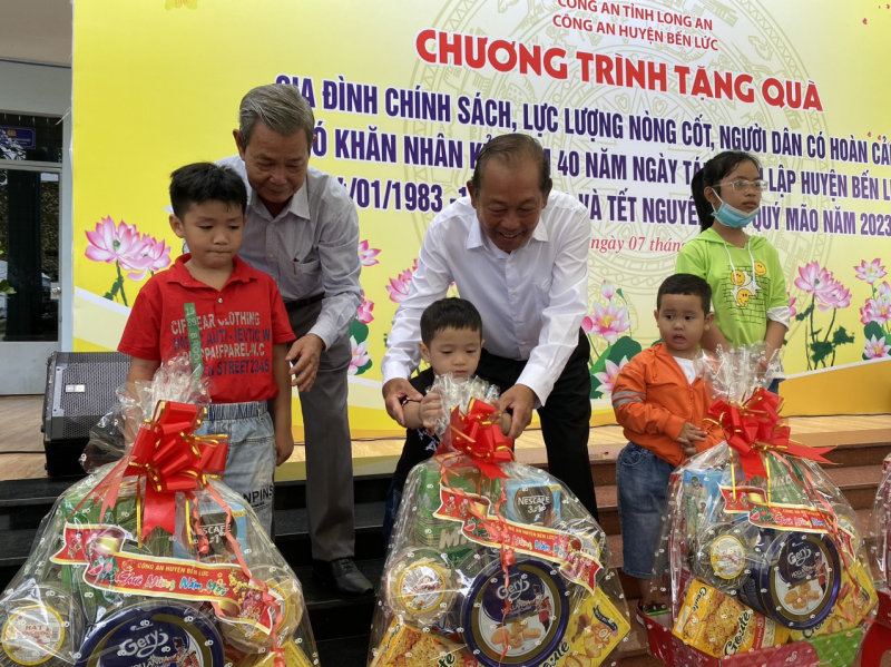 Đồng chí Trương Hòa Bình trao hơn 500 phần quà xuân đến bà con huyện Bến Lức -0