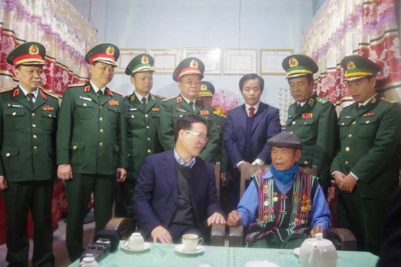 Thường trực Ban Bí thư Võ Văn Thưởng tặng quà cho đồng bào nghèo ở A Lưới -0