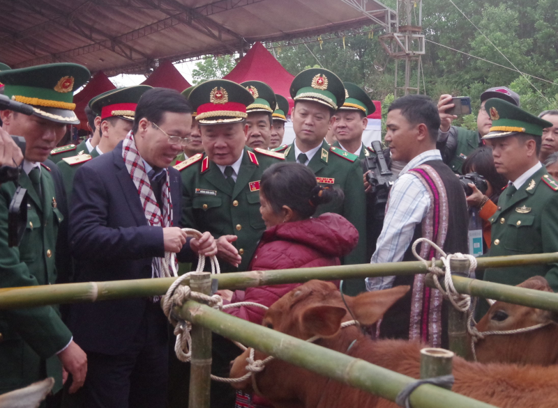 Thường trực Ban Bí thư Võ Văn Thưởng tặng quà cho đồng bào nghèo ở A Lưới -0