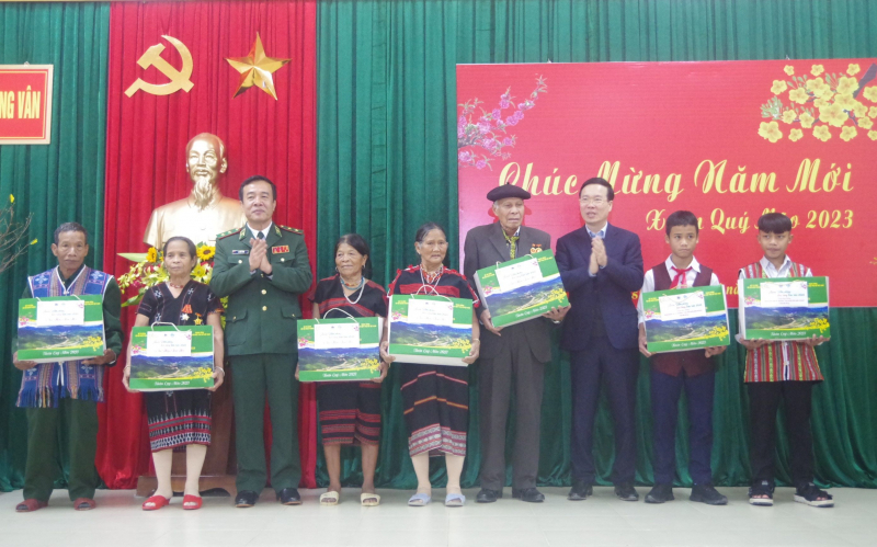 Thường trực Ban Bí thư Võ Văn Thưởng tặng quà cho đồng bào nghèo ở A Lưới -0