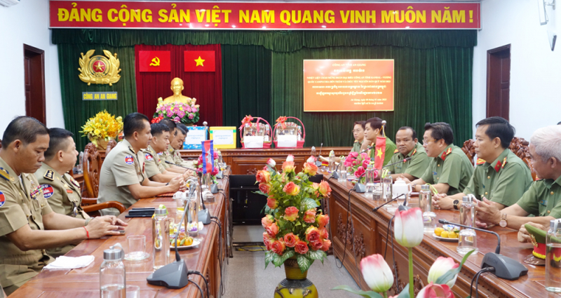 Công an tỉnh Kandal – Vương quốc Campuchia chúc Tết Công an tỉnh An Giang -0