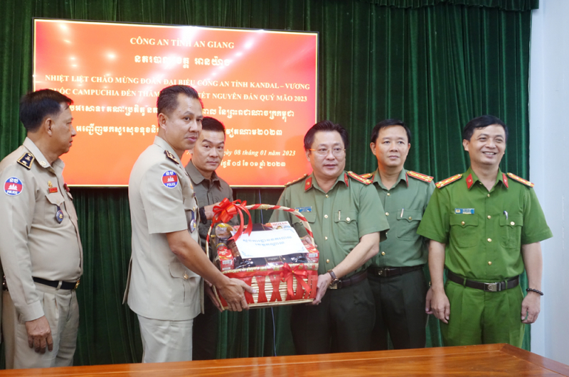 Công an tỉnh Kandal – Vương quốc Campuchia chúc Tết Công an tỉnh An Giang -0