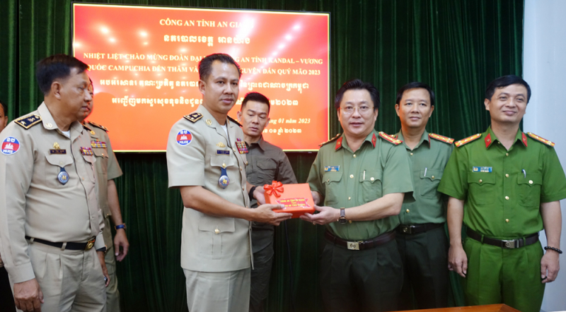 Công an tỉnh Kandal – Vương quốc Campuchia chúc Tết Công an tỉnh An Giang -0