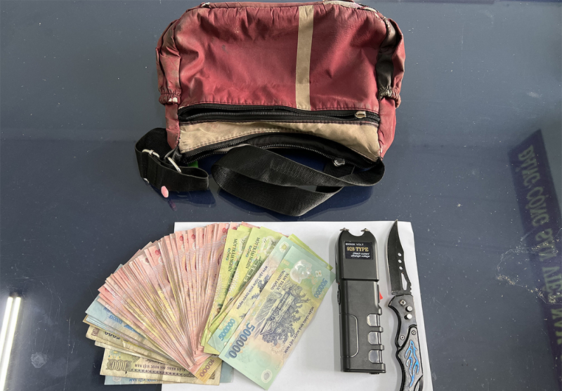 Bắt nhanh nhóm đối tượng dùng dao và roi điện cướp tài sản lúc rạng sáng -0