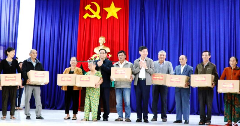 Thủ tướng khảo sát thực tế một số dự án trọng điểm ở Phú Yên -0