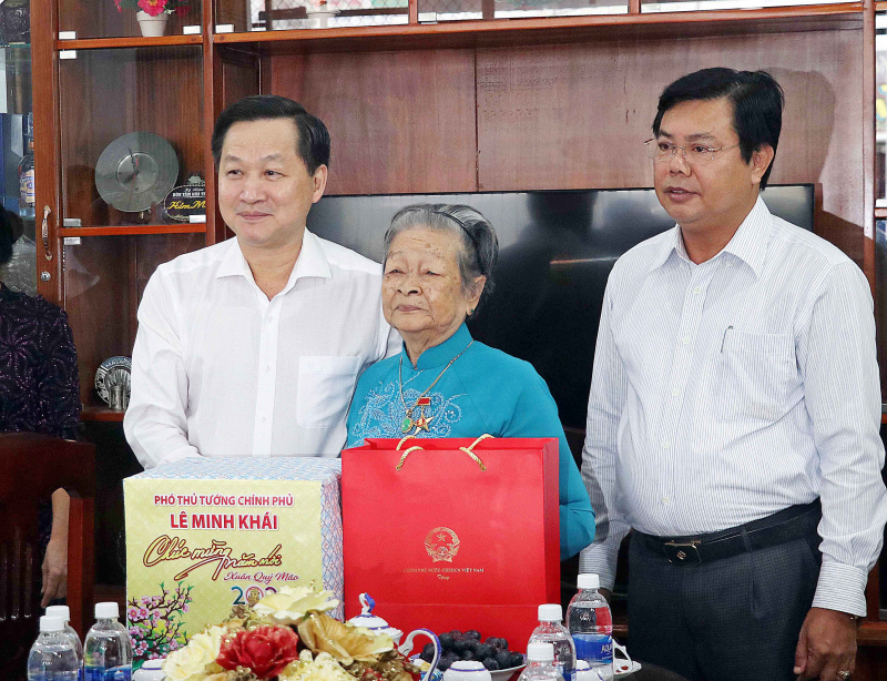 Phó Thủ tướng Lê Minh Khái chúc Tết gia đình chính sách, công nhân, người lao động tại Cà Mau -0