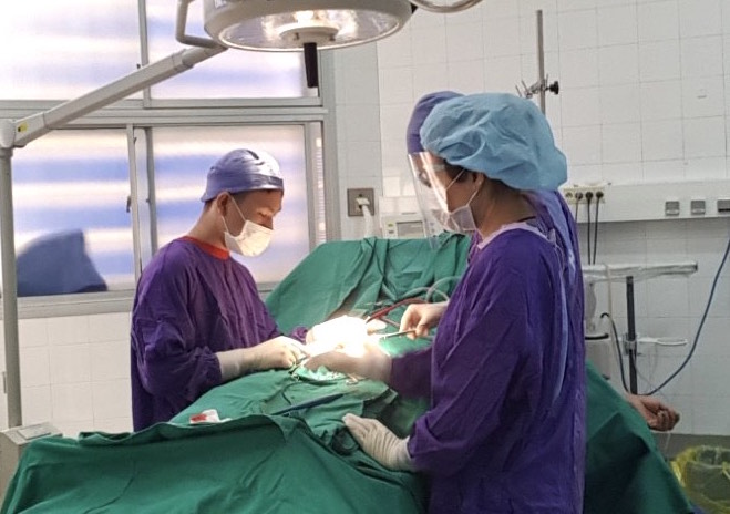 6 thanh niên phải cắt tinh hoàn, có người đang điều trị vô sinh -0