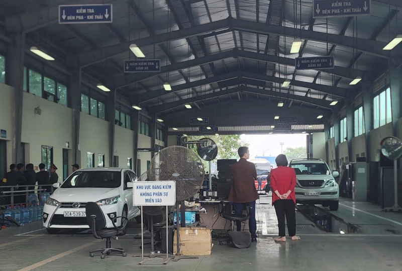 Khám xét nhiều trung tâm đăng kiểm ở Hà Nội -0