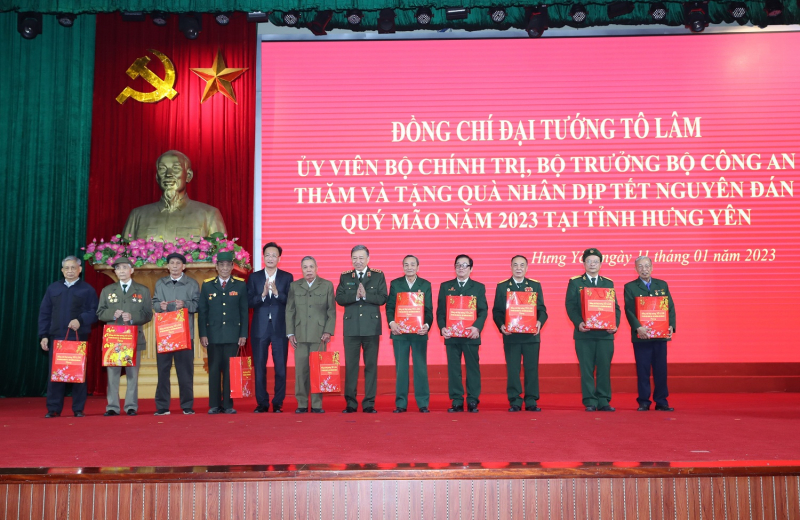 Bộ trưởng Tô Lâm thăm, chúc Tết và trao quà tại Hưng Yên -0