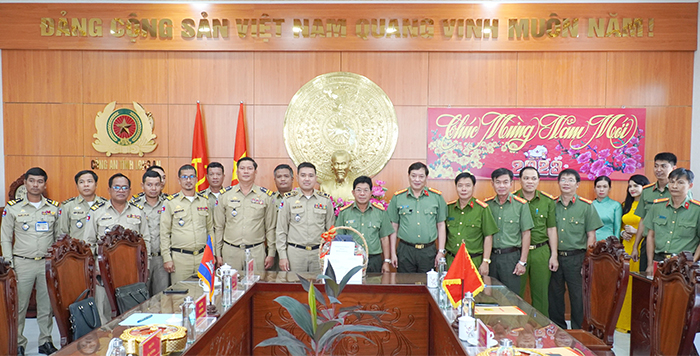 Công an tỉnh Prey Veng chúc Tết Nguyên đán Quý Mão năm 2023 Công an tỉnh Long An -2
