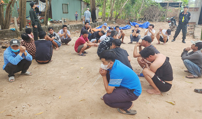 Bắt quả tang tụ điểm đánh bạc tại Phú Quốc tạm giữ 30 đối tượng -0