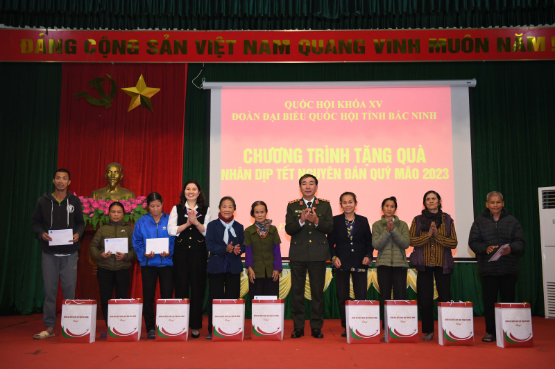 Đoàn Đại biểu Quốc hội tỉnh Bắc Ninh thăm, tặng quà Tết các hộ nghèo -0