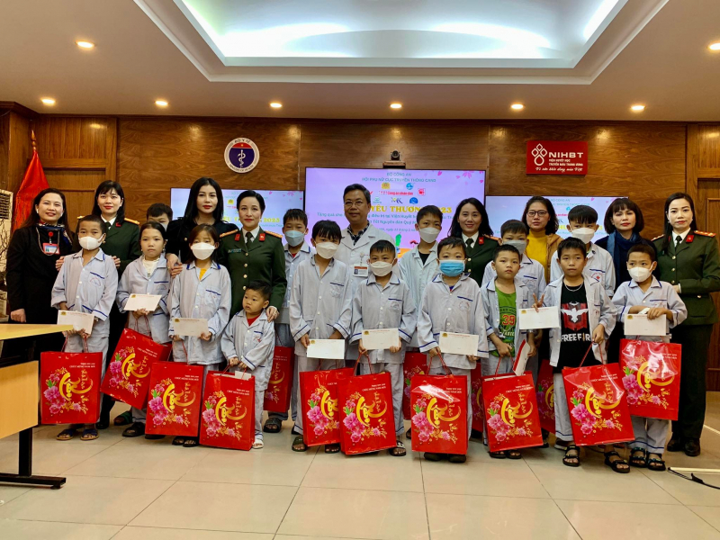 Trao yêu thương cho những bệnh nhi ung thư máu -0