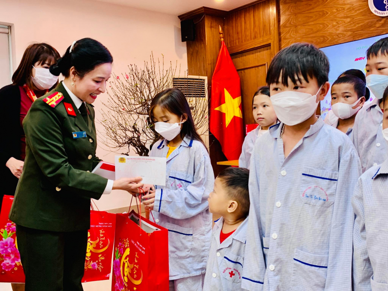 Trao yêu thương cho những bệnh nhi ung thư máu -0