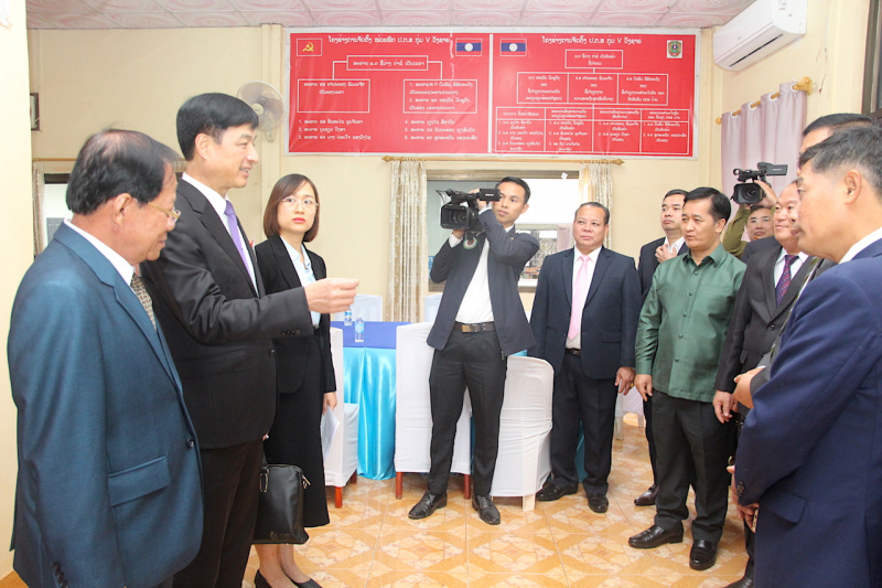 Thứ trưởng Nguyễn Duy Ngọc thăm, tặng quà Công an cụm bản Vangxai -1