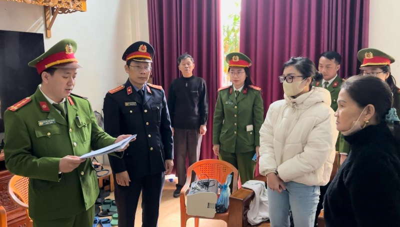 Nữ cán bộ ngân hàng “dựa hơi” sốt đất rồi chiếm đoạt tiền -0