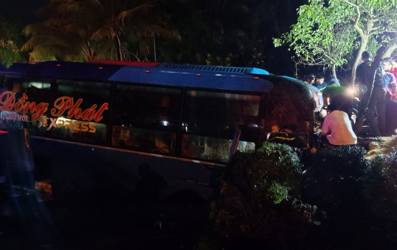 Hành khống chế tài xế, giật vô lăng khiến xe khách giường nằm lao thẳng xuống kênh -0