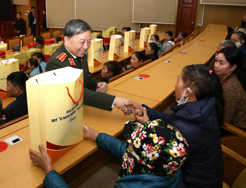 Bộ trưởng Tô Lâm thăm, chúc Tết và trao quà tại Hưng Yên -0