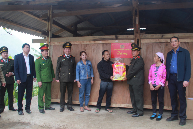Cán bộ Cục An ninh nội địa mang xuân sớm đến vùng cao Bảo Lâm, Cao Bằng  -0