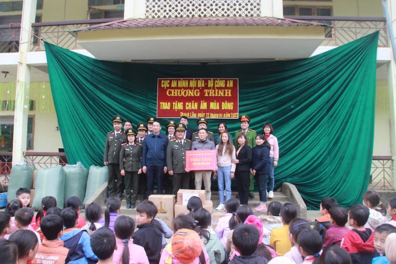 Cán bộ Cục An ninh nội địa mang xuân sớm đến vùng cao Bảo Lâm, Cao Bằng  -0