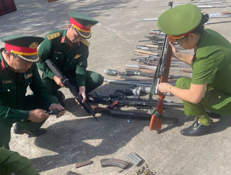 Tiêu hủy hàng trăm vũ khí, vật liệu nổ và công cụ hỗ trợ -0