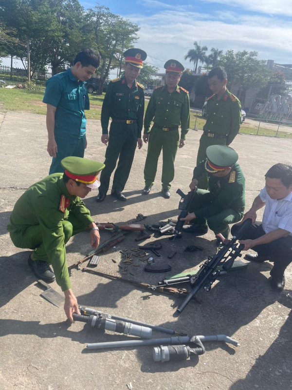 Tiêu hủy hàng trăm vũ khí, vật liệu nổ và công cụ hỗ trợ -1