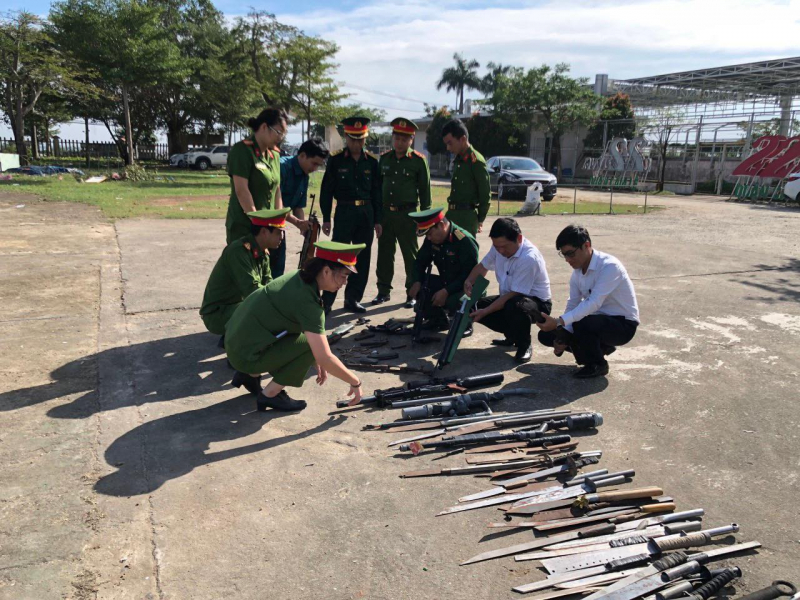 Tiêu hủy hàng trăm vũ khí, vật liệu nổ và công cụ hỗ trợ -2