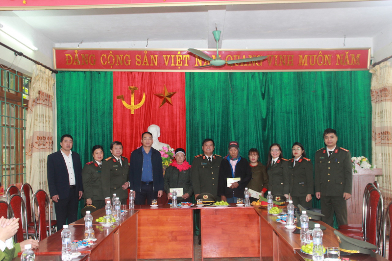 Cán bộ Cục An ninh nội địa mang xuân sớm đến vùng cao Bảo Lâm, Cao Bằng  -0