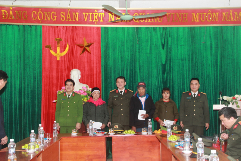 Cán bộ Cục An ninh nội địa mang xuân sớm đến vùng cao Bảo Lâm, Cao Bằng  -0