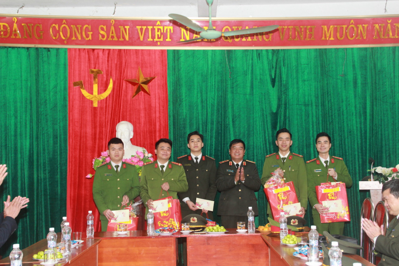 Cán bộ Cục An ninh nội địa mang xuân sớm đến vùng cao Bảo Lâm, Cao Bằng  -0