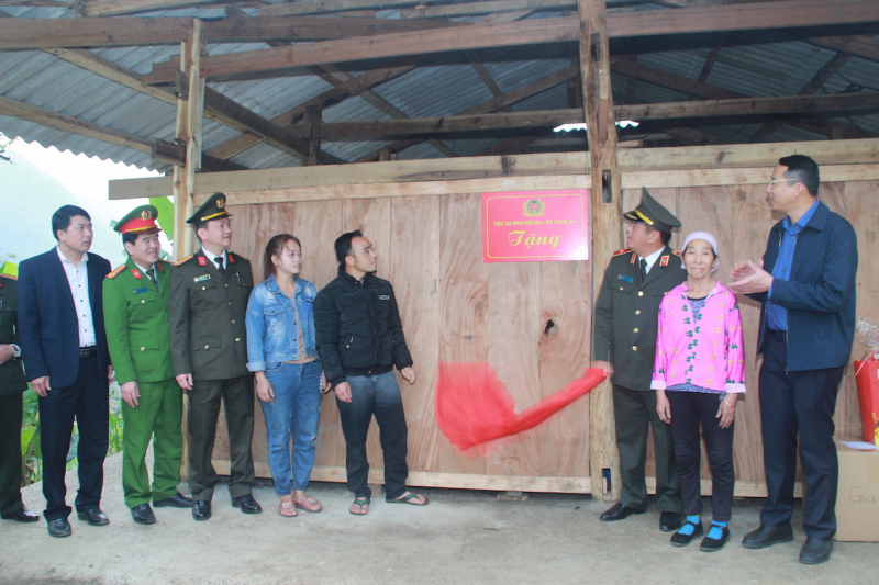 Cán bộ Cục An ninh nội địa mang xuân sớm đến vùng cao Bảo Lâm, Cao Bằng  -0