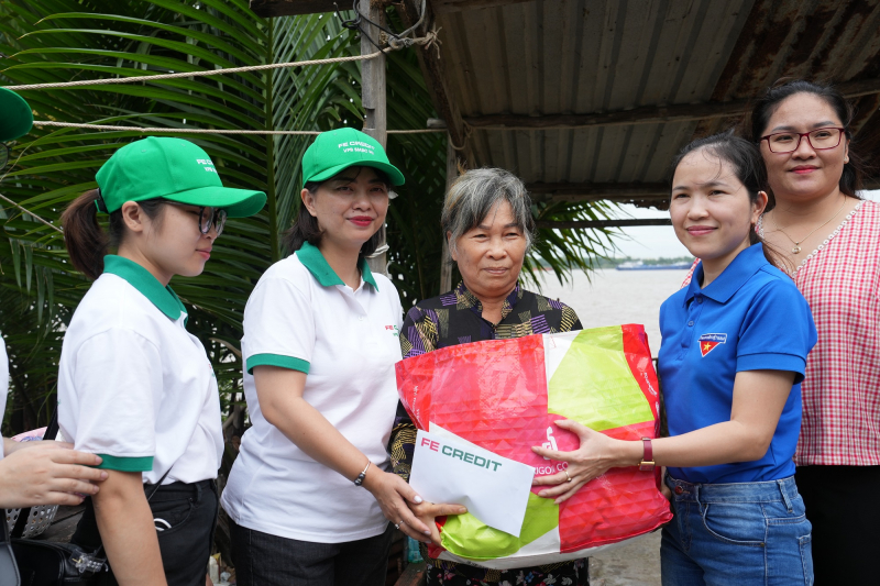 FE CREDIT mang “Xuân chia sẻ - Tết yêu thương” đến với bà con nghèo huyện Cần Giờ -0